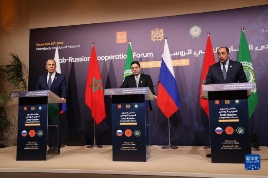 12月20日，在摩洛哥南部城市馬拉喀什舉行的第六屆阿拉伯-俄羅斯合作論壇主議程結束后，俄羅斯外交部長拉夫羅夫、摩洛哥外交大臣布里達、阿拉伯國家聯(lián)盟（阿盟）副秘書長胡薩姆·扎基（從左至右）出席記者會。新華社記者霍晶攝