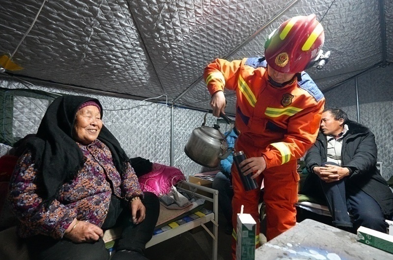 村民龔尕芳與消防員交流。賀勇攝。