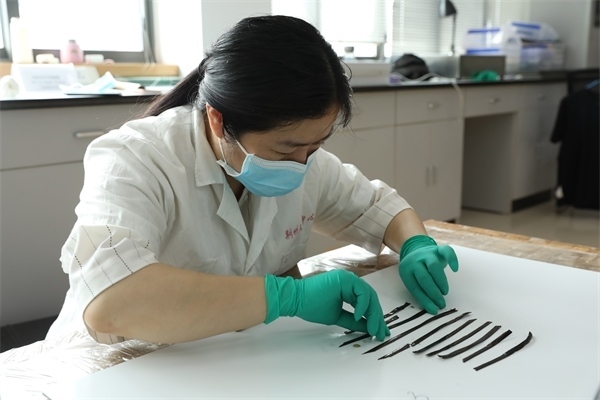 考古工作者正給竹簡(jiǎn)排序。國(guó)家文物局供圖