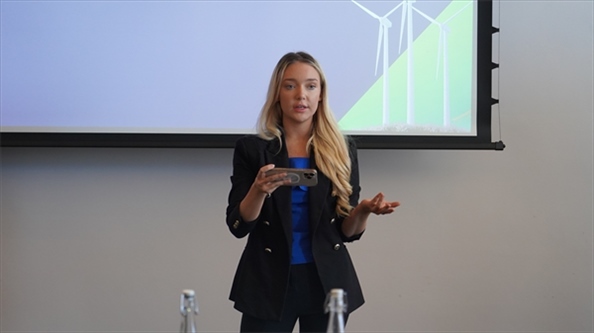 南非駐亞洲和金磚國(guó)家無(wú)任所大使蘇克拉爾代表吉娜·布朗發(fā)言。 人民網(wǎng) 張茜攝