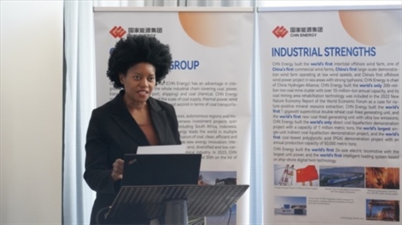 南非獨(dú)立傳媒集團(tuán)代表諾爾萬(wàn)德?tīng)?恩齊扎發(fā)言。 人民網(wǎng) 張茜攝