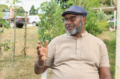 2023年12月18日，瓦努阿圖共和國總理夏洛特·薩爾維在瓦努阿圖公路項(xiàng)目二期馬勒庫拉段的移交儀式現(xiàn)場接受人民網(wǎng)采訪。人民網(wǎng) 賀吉攝