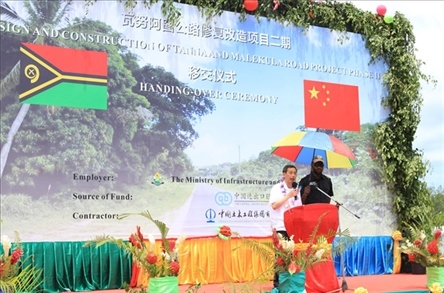 2023年12月18日，中國駐瓦努阿圖大使李名剛在瓦努阿圖公路項(xiàng)目二期馬勒庫拉段的移交儀式上發(fā)表致辭。人民網(wǎng) 賀吉攝