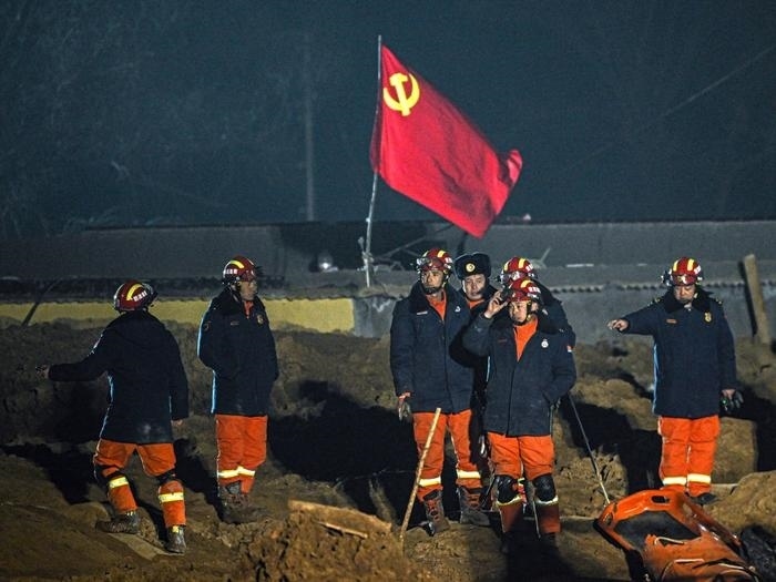 2023年12月21日，救援隊員在青海省海東市民和回族土族自治縣中川鄉(xiāng)金田村現(xiàn)場救援。新華社記者 張龍 攝