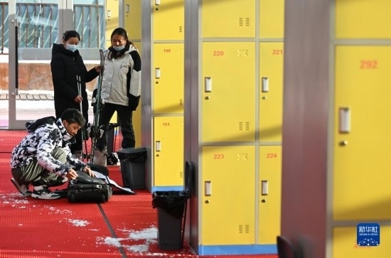 12月21日，游客在滑雪服務大廳整理滑雪裝備。