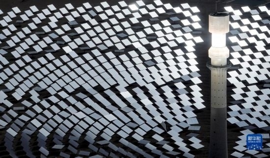 這是2023年6月11日在青海省海西蒙古族藏族自治州格爾木市拍攝的一座光熱電站（無(wú)人機(jī)照片）。 新華社記者 張宏祥 攝