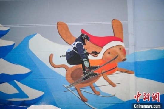 12月22日，云南省第一屆冬季運動會在昆明開幕。圖為選手在公開組男子自由式滑雪雪上技巧比賽中。中新社記者 劉冉陽 攝
