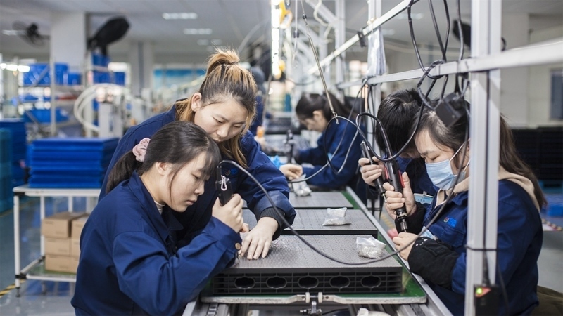 在新亞勝光電的產(chǎn)品線上，工人正進(jìn)行產(chǎn)品組建和安裝布線。受訪者供圖