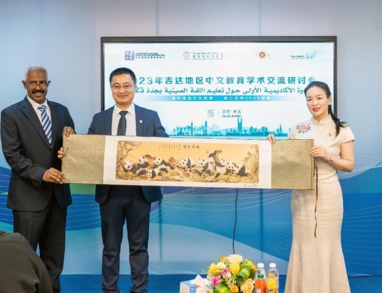 主辦方向與會(huì)代表贈(zèng)送書(shū)畫(huà)作品。主辦方供圖