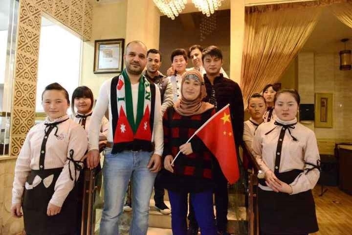 穆罕奈德夫婦與餐廳員工合影。共享聯(lián)盟·義烏 呂斌 攝