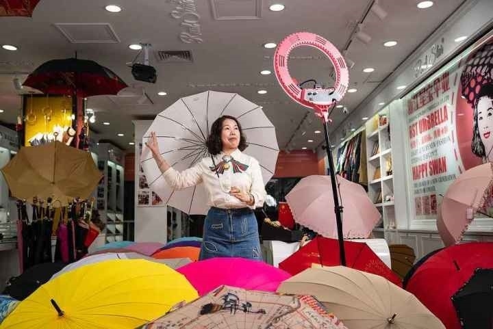 在義烏打拼了27年的商戶張吉英，正通過直播銷售雨傘。義烏市委宣傳部供圖