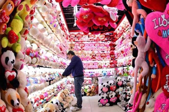 商戶在店鋪內(nèi)整理毛絨玩具。共享聯(lián)盟·義烏 呂斌 攝