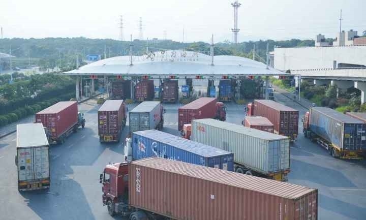 義烏海關(guān)排隊(duì)等待出關(guān)的車輛。共享聯(lián)盟·義烏 吳峰宇 攝