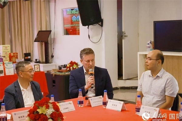 巴西中國友好協(xié)會主席恩里克·諾布雷加（中）在座談會中發(fā)言。人民網(wǎng)記者 陳海琪攝