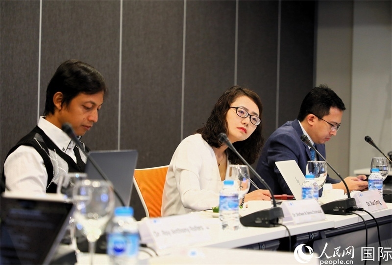 學(xué)者們專注聆聽會議內(nèi)容。人民網(wǎng)記者 白元琪攝