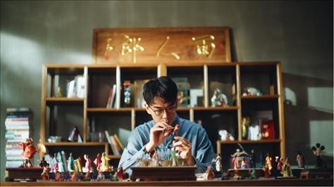 郎佳子彧通過短視頻直播，讓更多人關(guān)注并喜歡捏面人。受訪者供圖