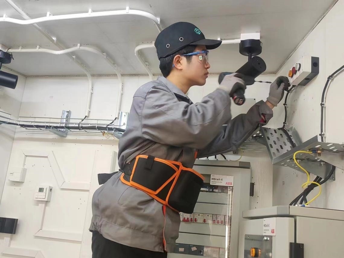 張強在安裝指示燈盒實訓(xùn)中。高磊磊 攝