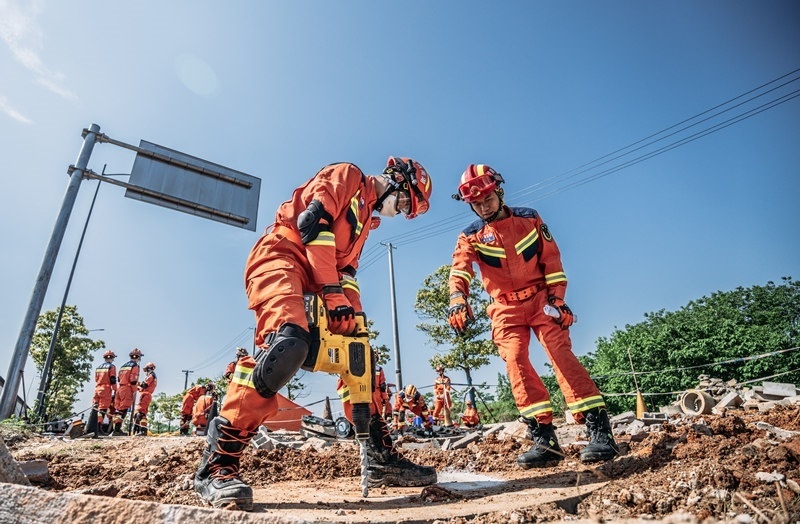 周彩琪和隊(duì)友在救援現(xiàn)場(chǎng)。受訪者供圖