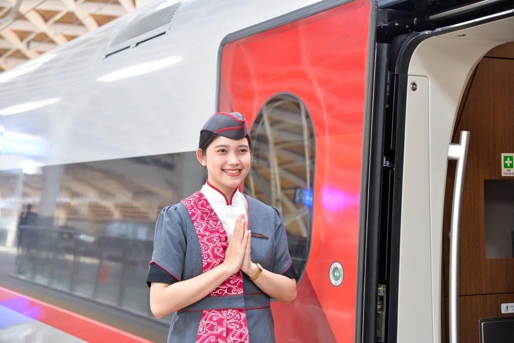 12月12日，乘務(wù)人員在印度尼西亞雅加達(dá)的哈利姆車(chē)站站臺(tái)歡迎乘坐雅萬(wàn)高鐵的乘客。新華社記者徐欽攝