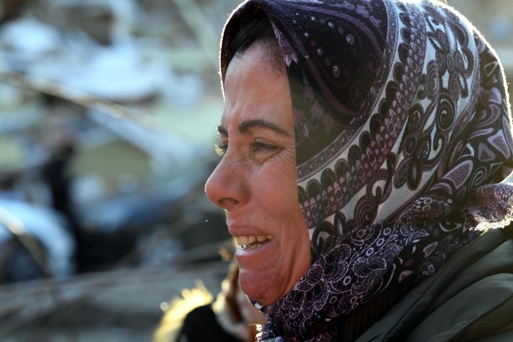 2月8日，在土耳其哈塔伊的一處地震廢墟，當(dāng)?shù)鼐用竦却H人的消息。新華社記者沙達(dá)提攝