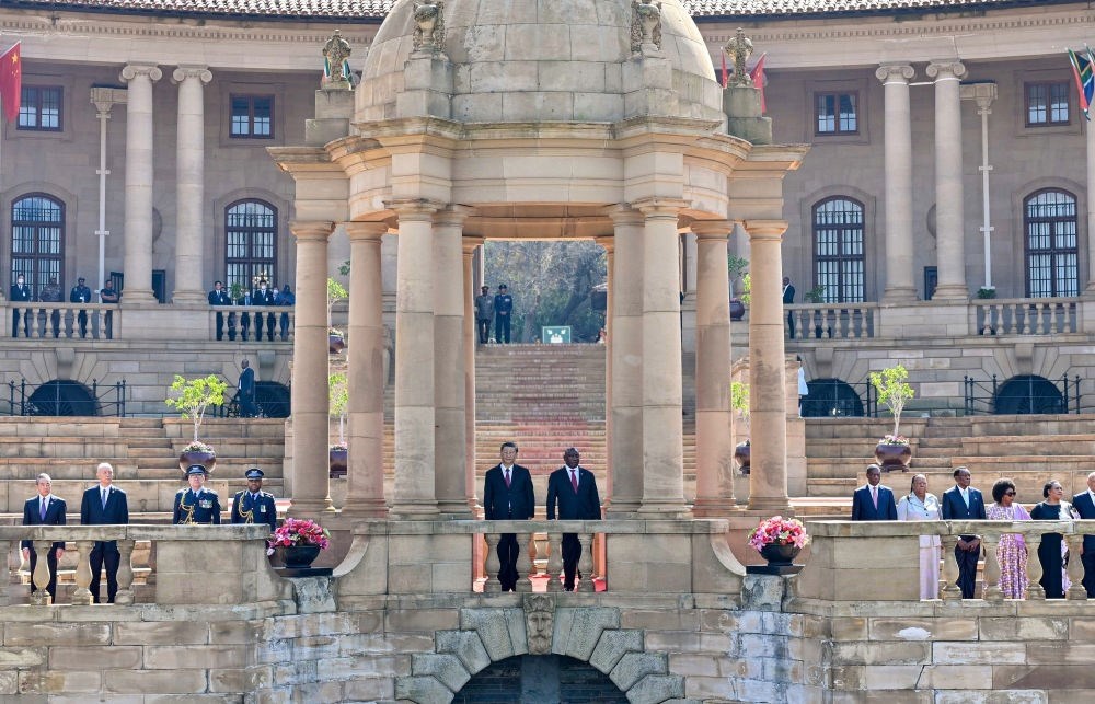 當(dāng)?shù)貢r間8月22日上午，正在南非進行國事訪問的國家主席習(xí)近平在比勒陀利亞總統(tǒng)府同南非總統(tǒng)拉馬福薩會談。會談前，拉馬福薩在總統(tǒng)府廣場為習(xí)近平舉行歡迎儀式。新華社記者 殷博古 攝