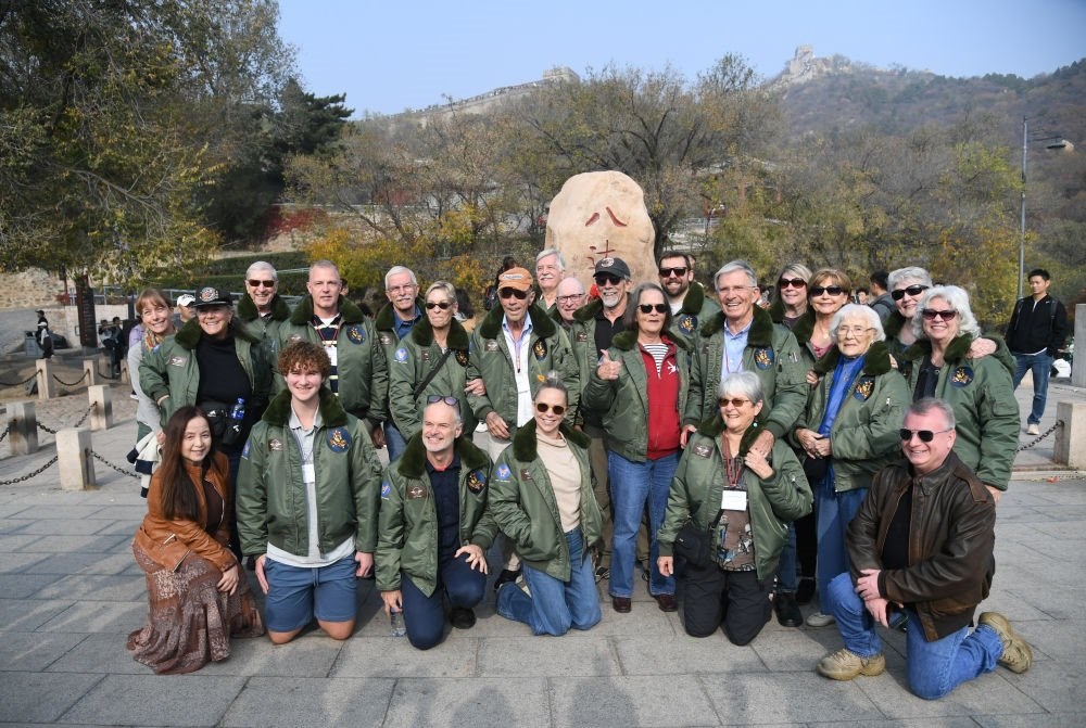 2023年10月29日，飛虎隊老兵莫耶一行人在北京八達嶺長城合影留念。當(dāng)日，美中航空遺產(chǎn)基金會訪華代表團成員陸續(xù)抵達北京。新華社記者 任超 攝