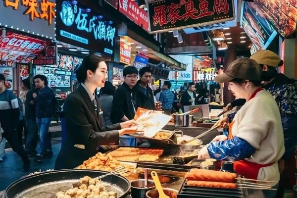 當(dāng)?shù)劂y行工作人員向個(gè)體經(jīng)營(yíng)者介紹金融服務(wù)。受訪者供圖