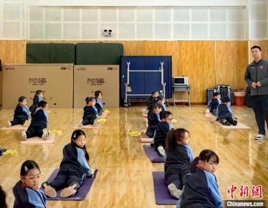 逸陽文思學(xué)校學(xué)生正在進(jìn)行運(yùn)動(dòng)恢復(fù)矯正訓(xùn)練。<a target='_blank' href='/' ><p align=