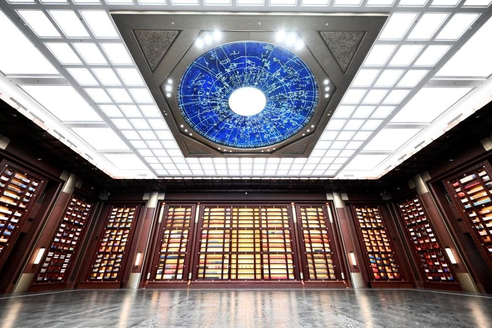 △中國國家版本館中央總館“文瀚閣”內(nèi)景。星空穹頂上是一幅宋代石刻天文圖，傳遞著“文瀚閣”的寓意：中華文明如星空般浩瀚璀璨。