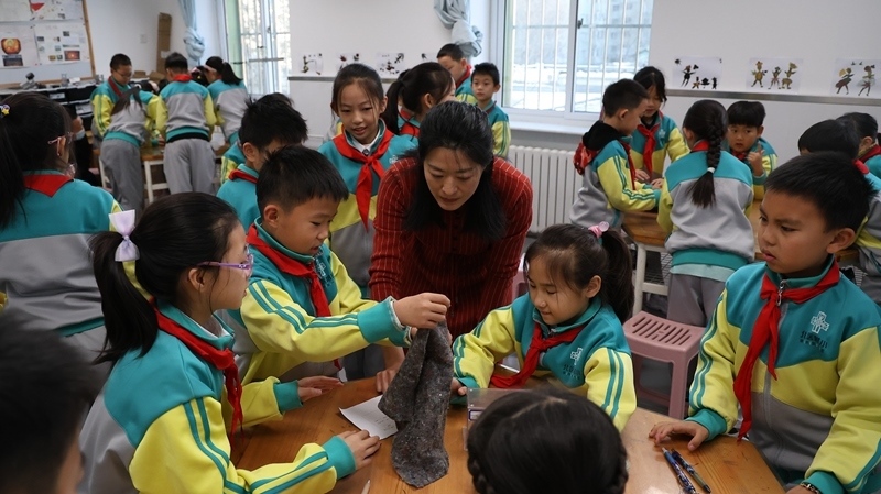 科學(xué)老師教同學(xué)制作消聲裝置。校方供圖