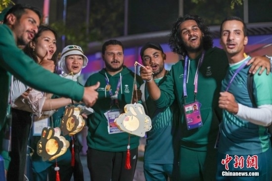 資料圖：9月29日，中國(guó)傳統(tǒng)節(jié)日中秋節(jié)，杭州亞運(yùn)會(huì)運(yùn)動(dòng)員村舉辦中秋主題活動(dòng)，中外運(yùn)動(dòng)員們歡聚一堂。圖為沙特阿拉伯運(yùn)動(dòng)員手持燈籠拍攝照片。<a target='_blank' href='/'><p align=