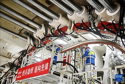 12月30日，中鐵十四局技術(shù)人員在盾構(gòu)掘進(jìn)開始前檢查“海天號”盾構(gòu)機(jī)。新華社記者 李紫恒 攝