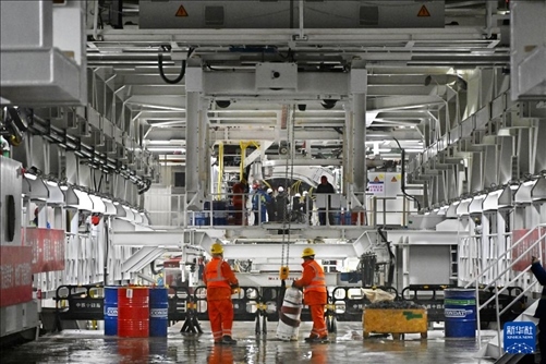 12月30日，建設(shè)者在青島膠州灣第二隧道工程南線主線隧道盾構(gòu)掘進(jìn)現(xiàn)場作業(yè)。新華社記者 李紫恒 攝