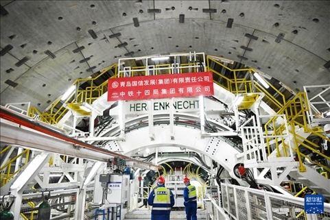 12月30日，中鐵十四局技術(shù)人員在盾構(gòu)掘進(jìn)開始前檢查“海天號”盾構(gòu)機(jī)。新華社記者 李紫恒 攝