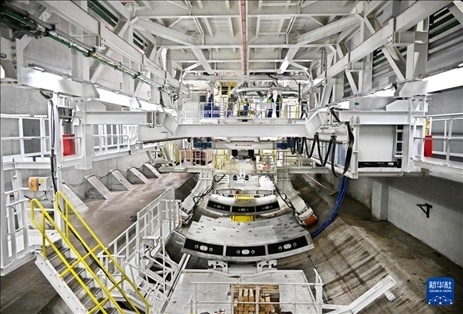 12月30日，建設(shè)者在青島膠州灣第二隧道工程南線主線隧道盾構(gòu)掘進(jìn)現(xiàn)場作業(yè)。新華社記者 李紫恒 攝