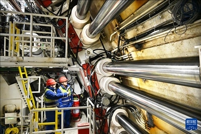 12月30日，中鐵十四局技術(shù)人員在盾構(gòu)掘進(jìn)開始前檢查“海天號”盾構(gòu)機(jī)。新華社記者 李紫恒 攝