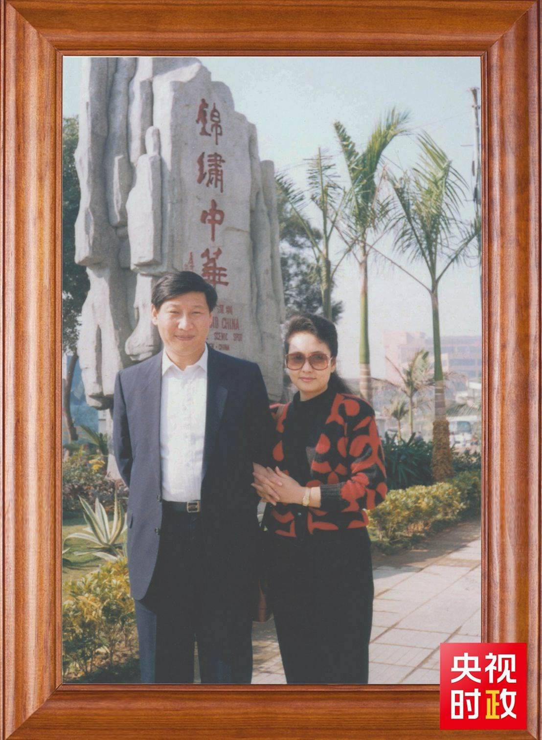 △這是習(xí)近平和夫人彭麗媛的合影。這張照片第一次出現(xiàn)在他的書(shū)架上。