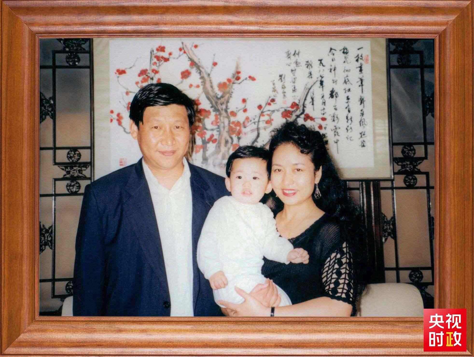 △這是習(xí)近平一家三口的合影。這張照片第一次出現(xiàn)在他的書(shū)架上。