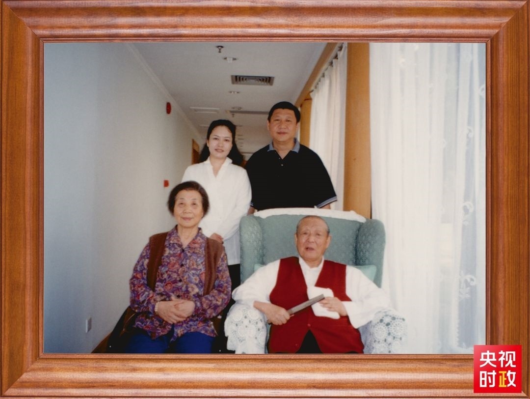 △這是習(xí)近平夫婦同父親習(xí)仲勛、母親齊心的合影。這張照片第一次出現(xiàn)在他的書(shū)架上。