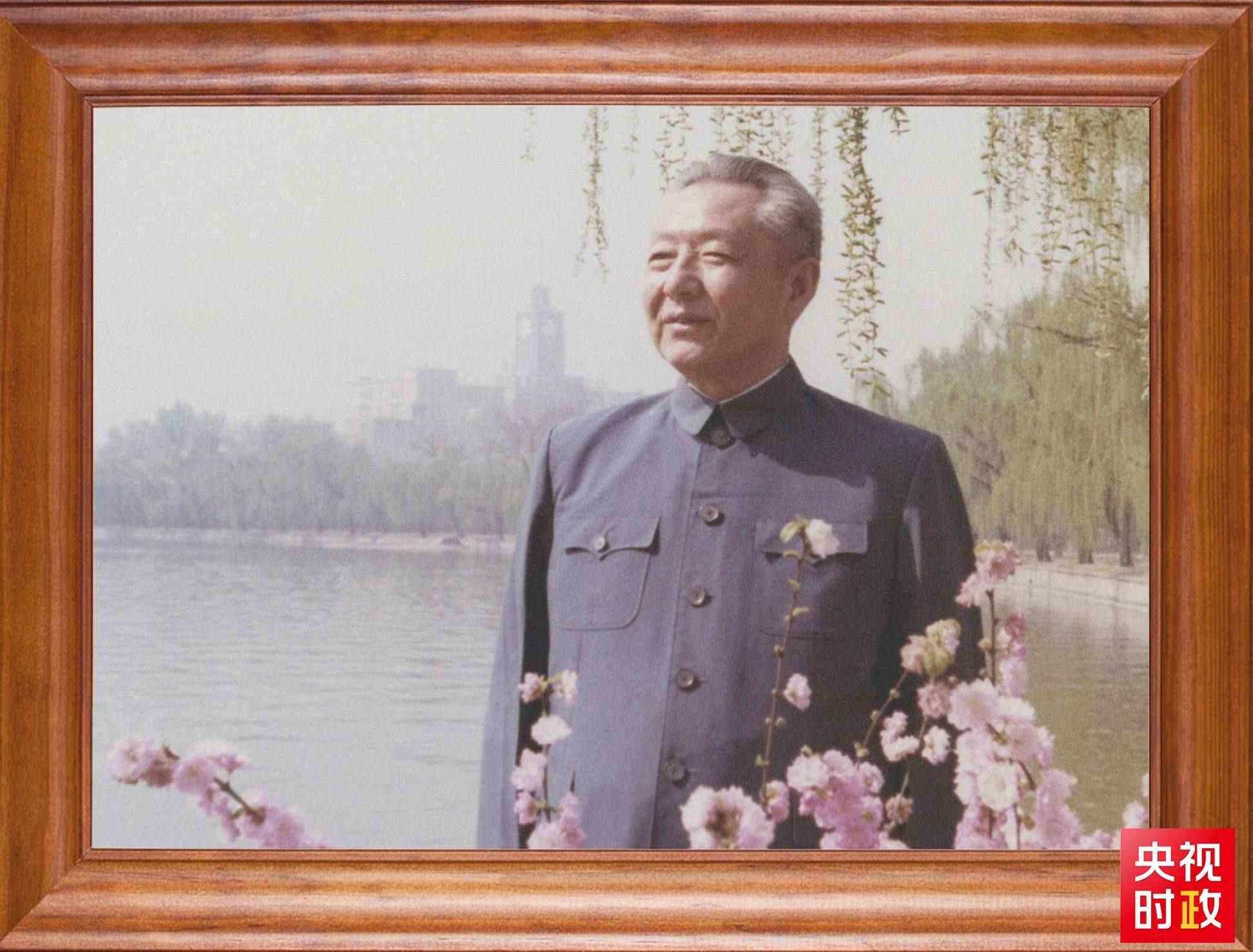 △這是習(xí)近平父親習(xí)仲勛同志的照片。2023年10月15日，是習(xí)仲勛同志誕辰110周年紀(jì)念日。這張照片第一次出現(xiàn)在他的書(shū)架上。