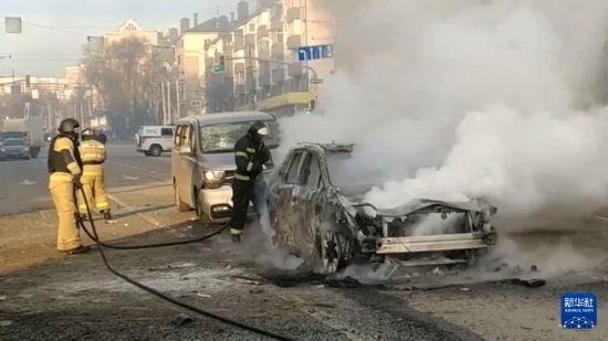 這張俄羅斯緊急情況部12月30日發(fā)布的視頻截圖顯示，在俄羅斯別爾哥羅德市，工作人員在現(xiàn)場救援。新華社發(fā)