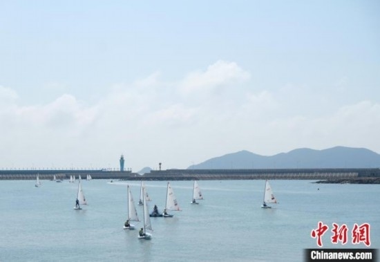 浙江象山，杭州亞運(yùn)會帆船項目運(yùn)動員揚(yáng)帆起航。林波 攝