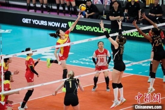 女排世俱杯賽場上，天津渤海銀行女排(紅)對陣巴西海灘女排(黑)。主辦方供圖