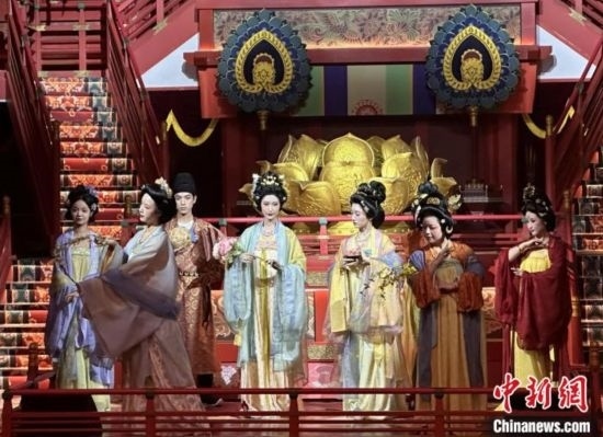 2023年12月31日晚間，在長安十二時辰主題街區(qū)進行的漢服表演。 中新社記者 張一辰 攝