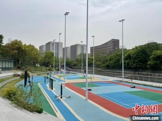 杭州余杭區(qū)一嵌入式體育場地。張煜歡 攝