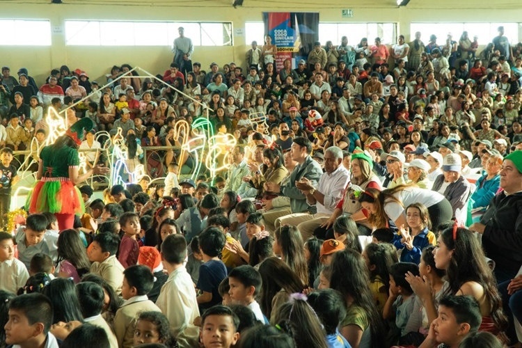 捐贈(zèng)儀式在埃爾查科市中心的體育館舉行。中國(guó)電建厄瓜多爾代表處提供圖