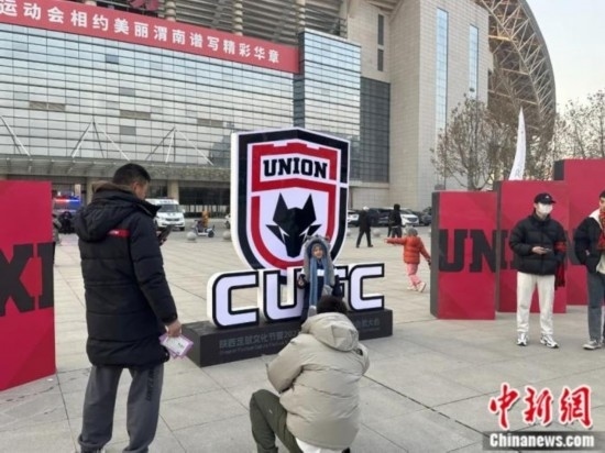 球迷們與隊徽合影。記者 卞立群 攝