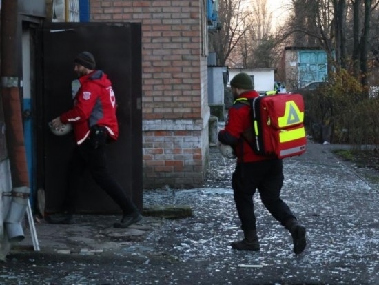  2023年11月25日，烏克蘭紅十字會(huì)救援人員在基輔市一棟遭空襲的居民樓實(shí)施清理和救助工作。新華社發(fā)（羅曼·佩圖什科夫攝）