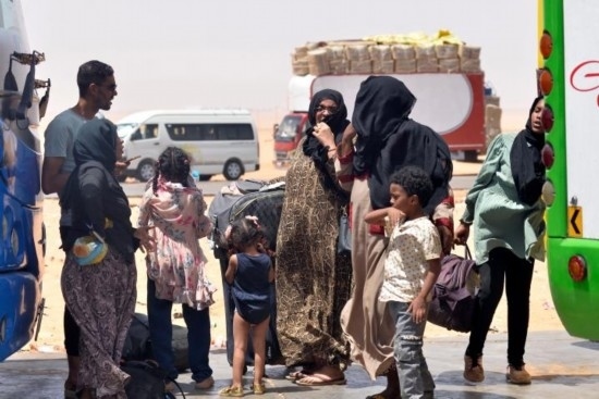  2023年4月27日，在埃及南部與蘇丹交界的阿爾根邊境口岸，人們離開蘇丹進(jìn)入埃及境內(nèi)。新華社發(fā)（拉德萬攝）