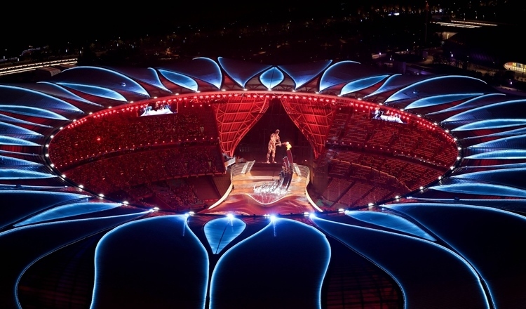 2023年9月23日，最后一棒火炬手汪順和數(shù)字火炬手在杭州亞運會開幕式上點燃主火炬。新華社記者 程婷婷 攝